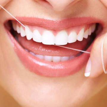 Чистка зубной нитью — необходимое условие для здоровья зубов
